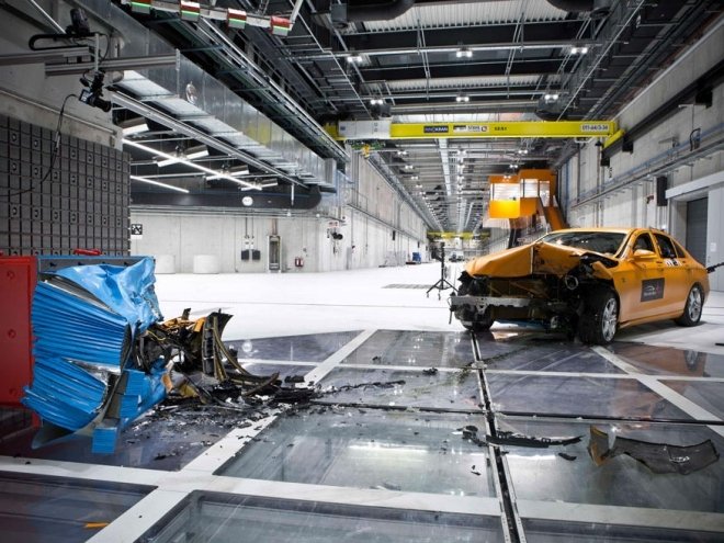 Mercedes-Benz hat neues Crashtest-Zentrum eröffnet