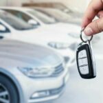 Man's_hand_holding_car_key.Automobile_rent_or_leasing_concept
