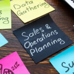 Sales_and_operations_planning_concept._Memo_sticks_on_the_desk.