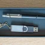 pen_and_USB_flash_drive_in_a_gift_box