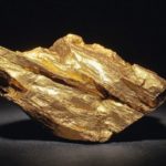 Closeup_of_big_gold_nugget_on_a_black_background