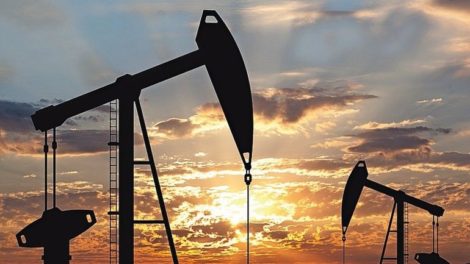 Oil_pump_oil_rig_energy_industrial_machine_for_petroleum_in_the_sunset_background