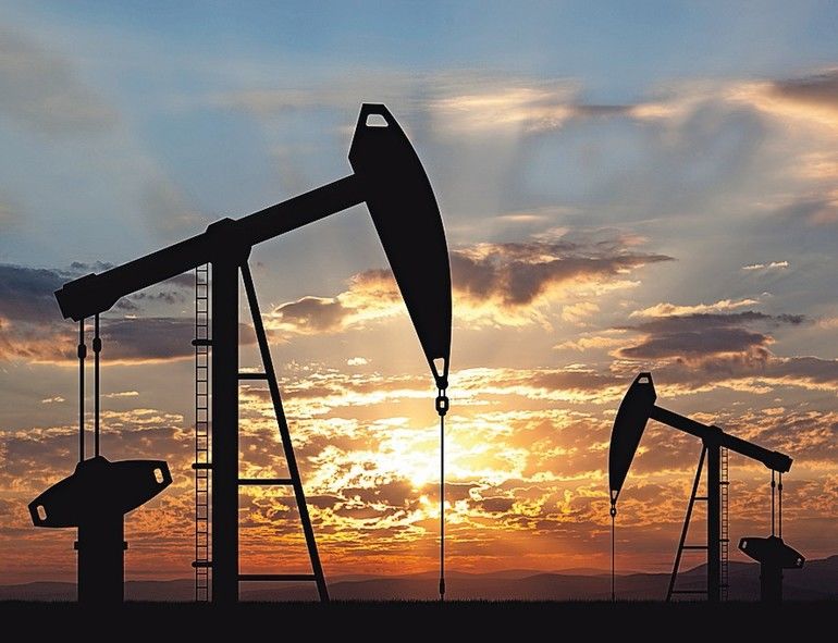 Oil_pump_oil_rig_energy_industrial_machine_for_petroleum_in_the_sunset_background