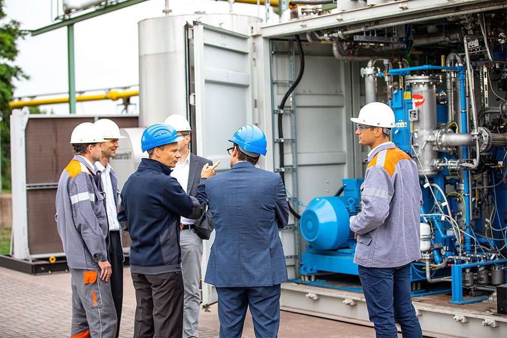 Das GrInHy2.0 Projektteam vor der Elektrolyse-Anlage im Stahlwerk Salzgitter. Bild: Salzgitter AG 