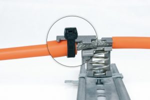 Integrierte Zugentlastung schützt den Kabelschirm